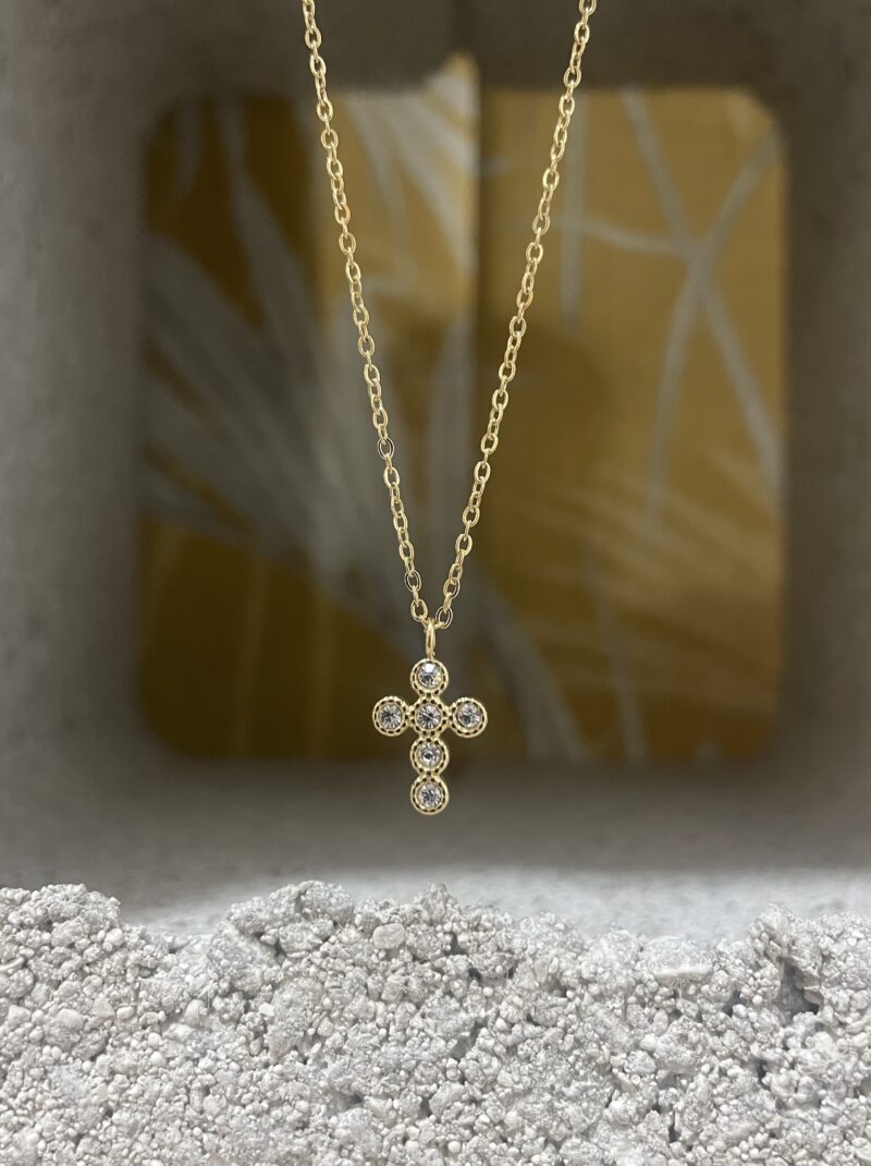 Cruz circonitas blancas